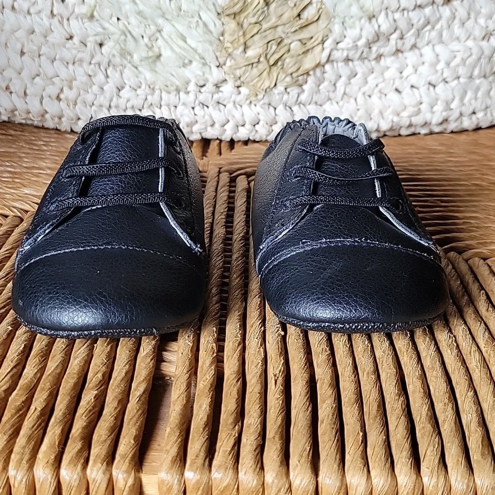 Robeez Basic Brian black flat shoe, size 5
